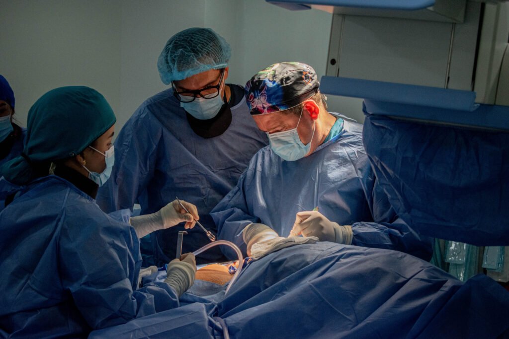 intervencion hibrida por aneurisma abdominal en clinica maicao