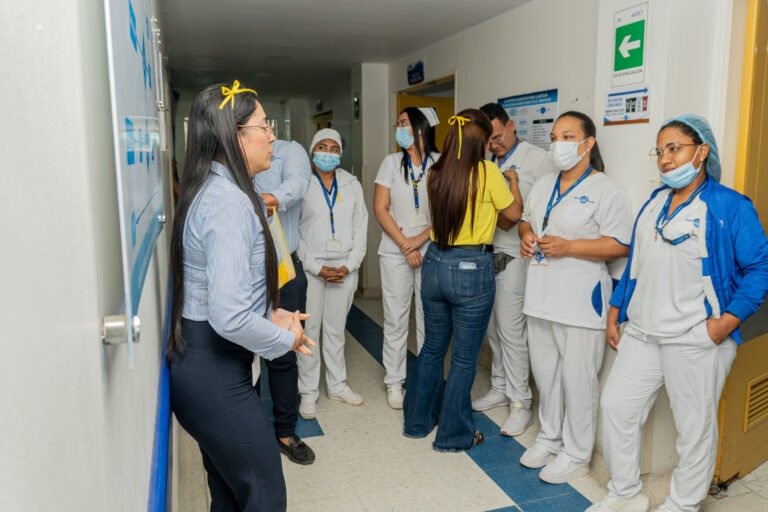 Actividad de concientización sobre el día representado con un lazo amarillo.
