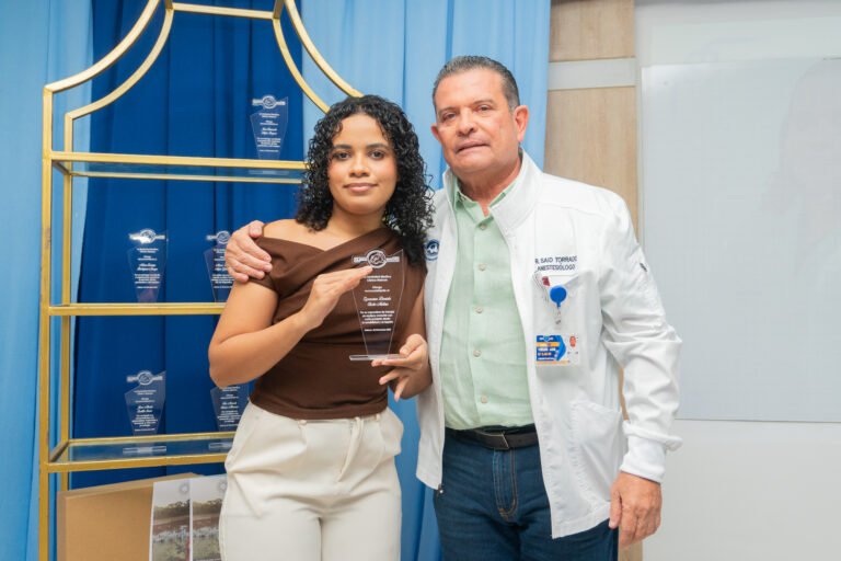 Reconocimiento a la Colaboración y Empatía Médica: Dr. Esperanza Choles - Médico General