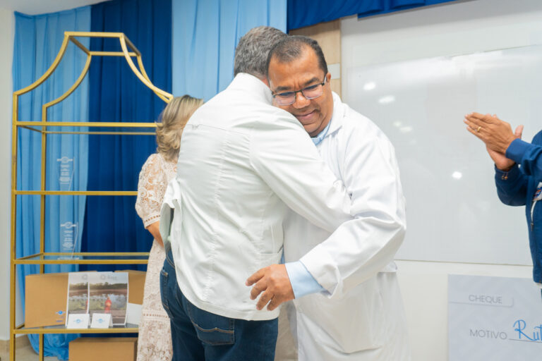 Reconocimiento al liderazgo y visión gerencial: Dr. Aldrin Quintana